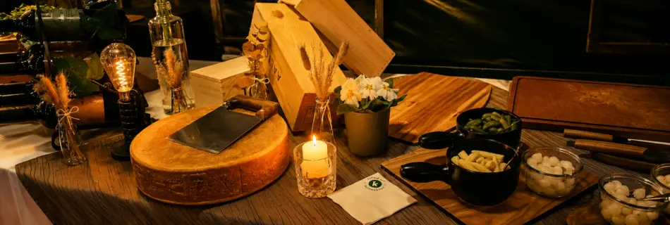 Raclette-Laib und Käseblock am Buffet im beheizten Gewächshaus des Triibhuus Rothrist