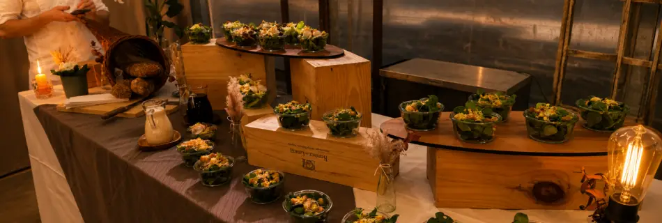 Buffet mit Dekoration im Gewächshaus beim Firmen-Weihnachtsessen im Triibhuus Rothrist