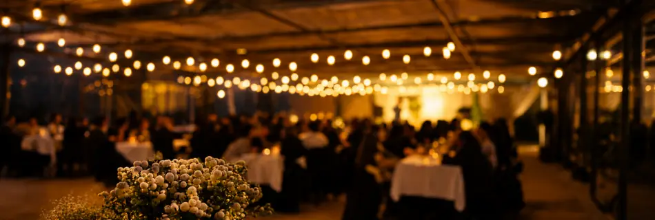 Grosser Abendanlass mit Lichterketten und Gästen beim Teamevent im Triibhuus Rothrist
