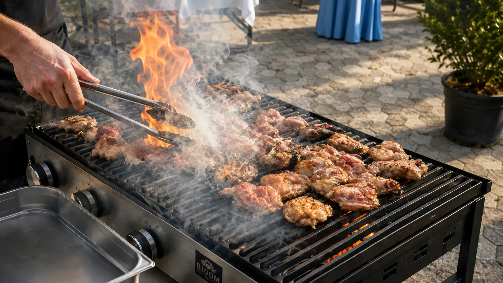 Fleischspiesse über der Grillflamme beim Sommerfest im Triibhuus Rothrist