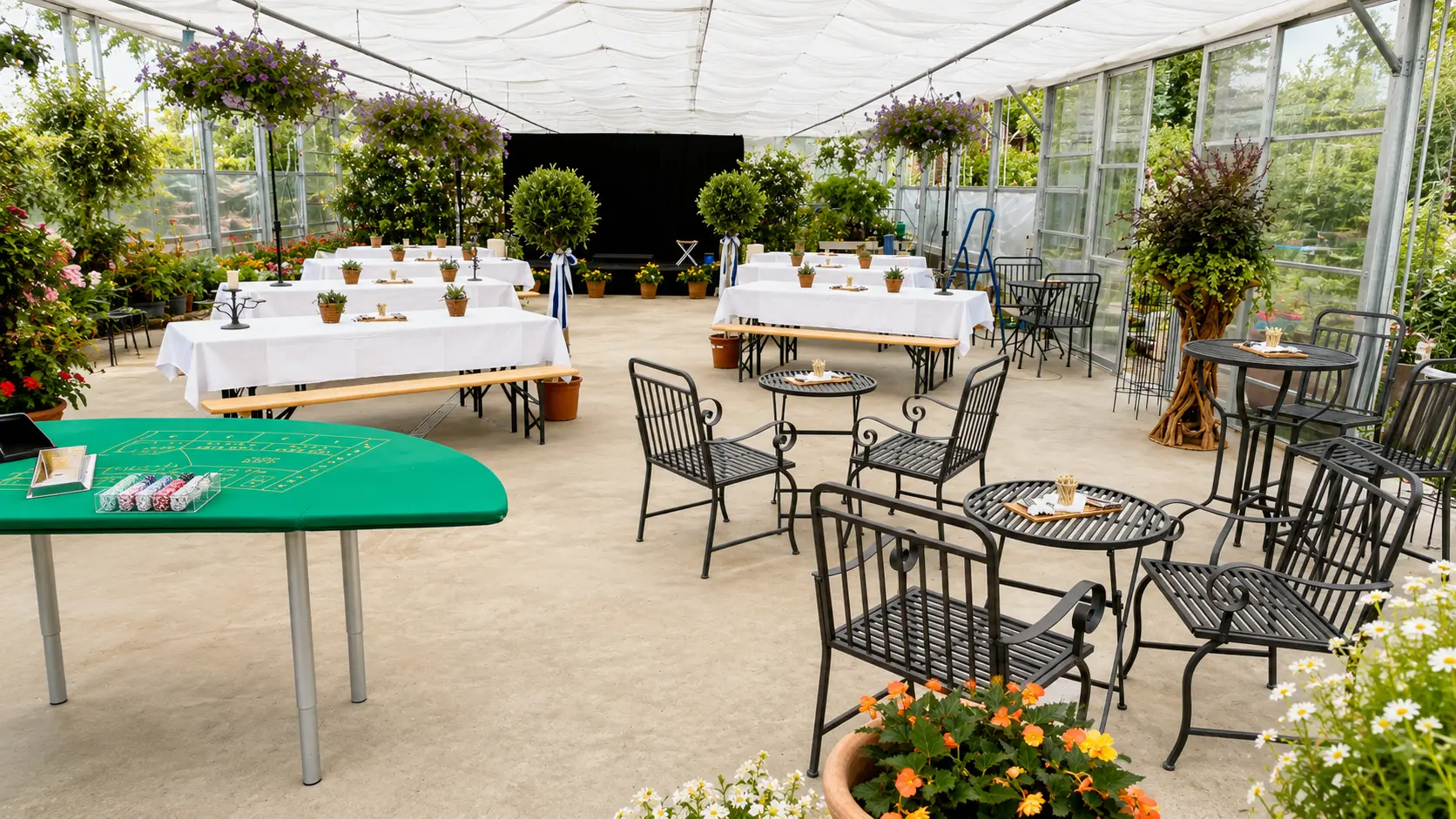 Aussenbereich mit Bistrotischen am Wasserbecken in der Gewächshaus-Location Triibhuus Rothrist